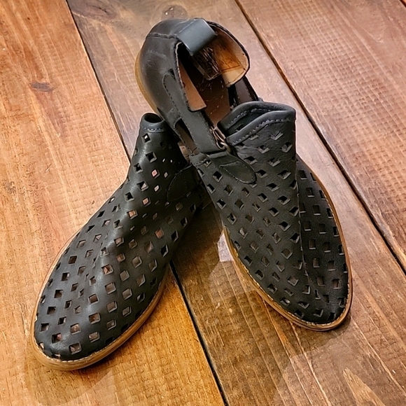 💥COOL WAY booties black sz 7 cutout velcro - Picture 1 of 4